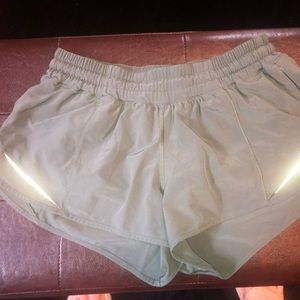 Lululemon Hotty hot shorts size 8 -low rise 2.5